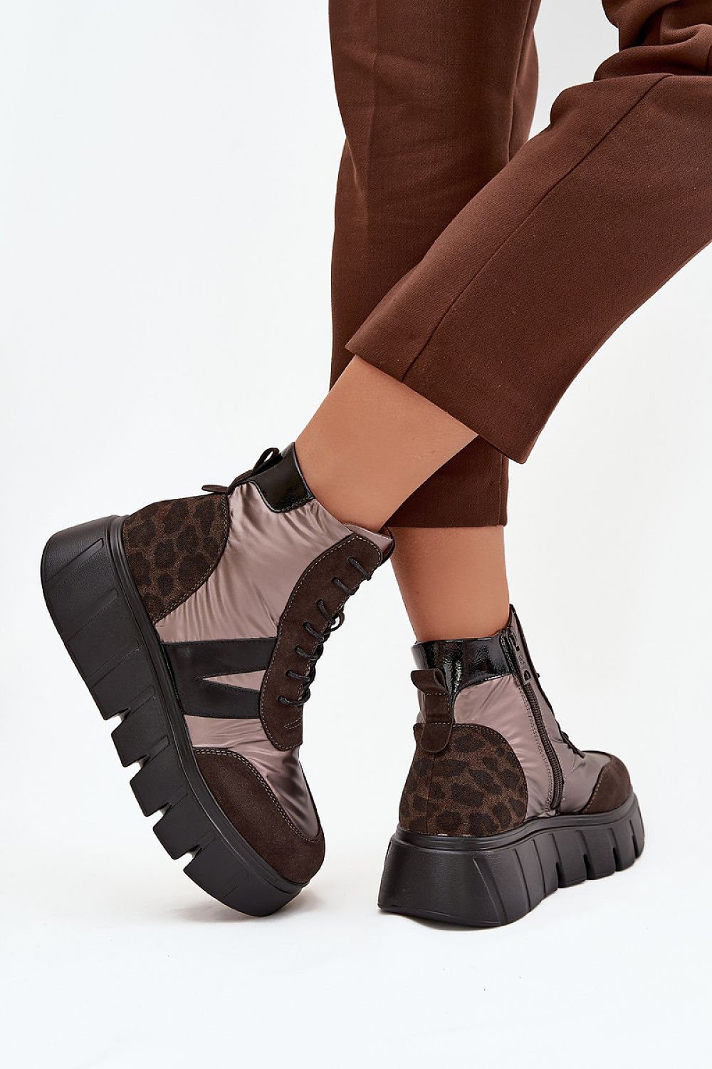 Platform boots model 222521 Step in style