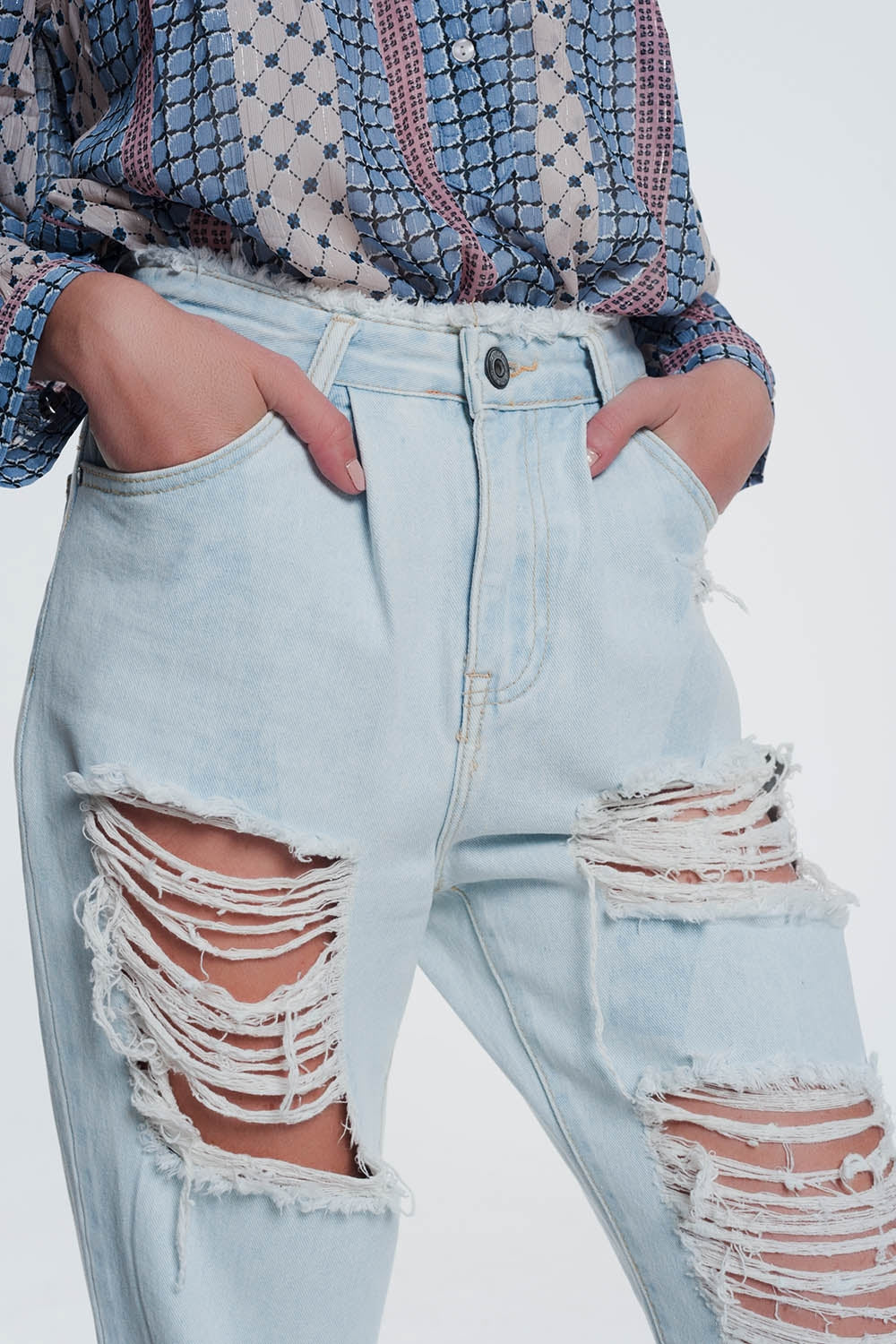 Super ripped boyfriend jeans in light blue | Just Cool Beans