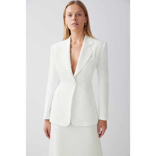 Simplistic Beauty: The Rise of Clean Lines and Monochrome Primary Colours in the Fashion Industry