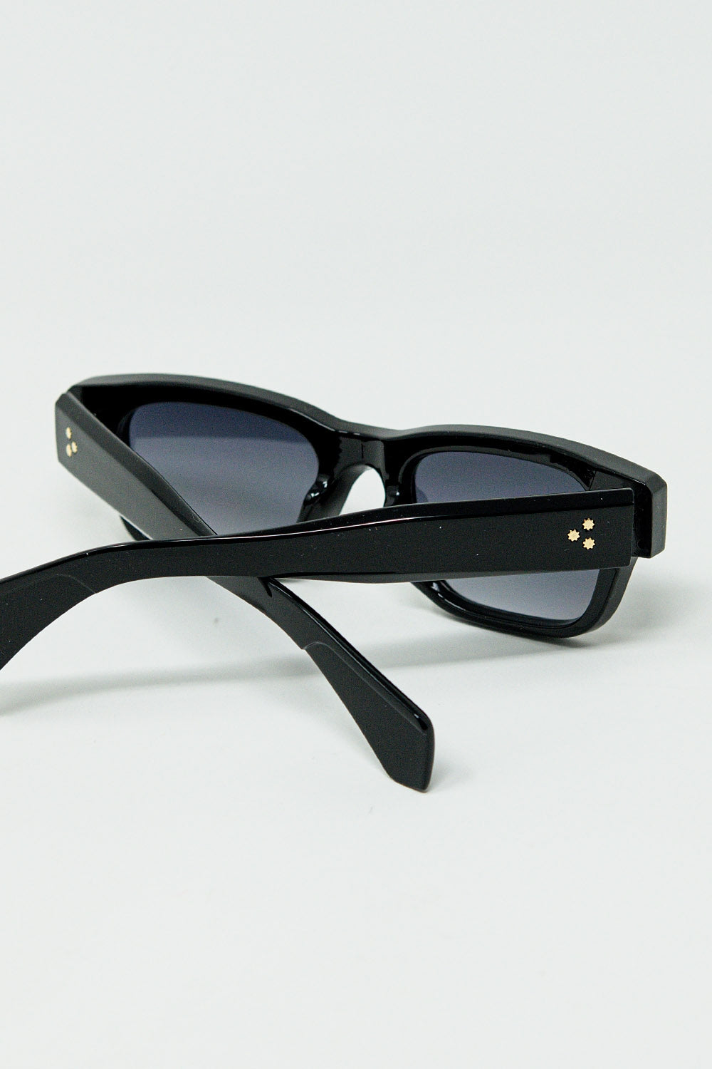 Black sunglasses with oval frame with gold detail | Just Cool Beans