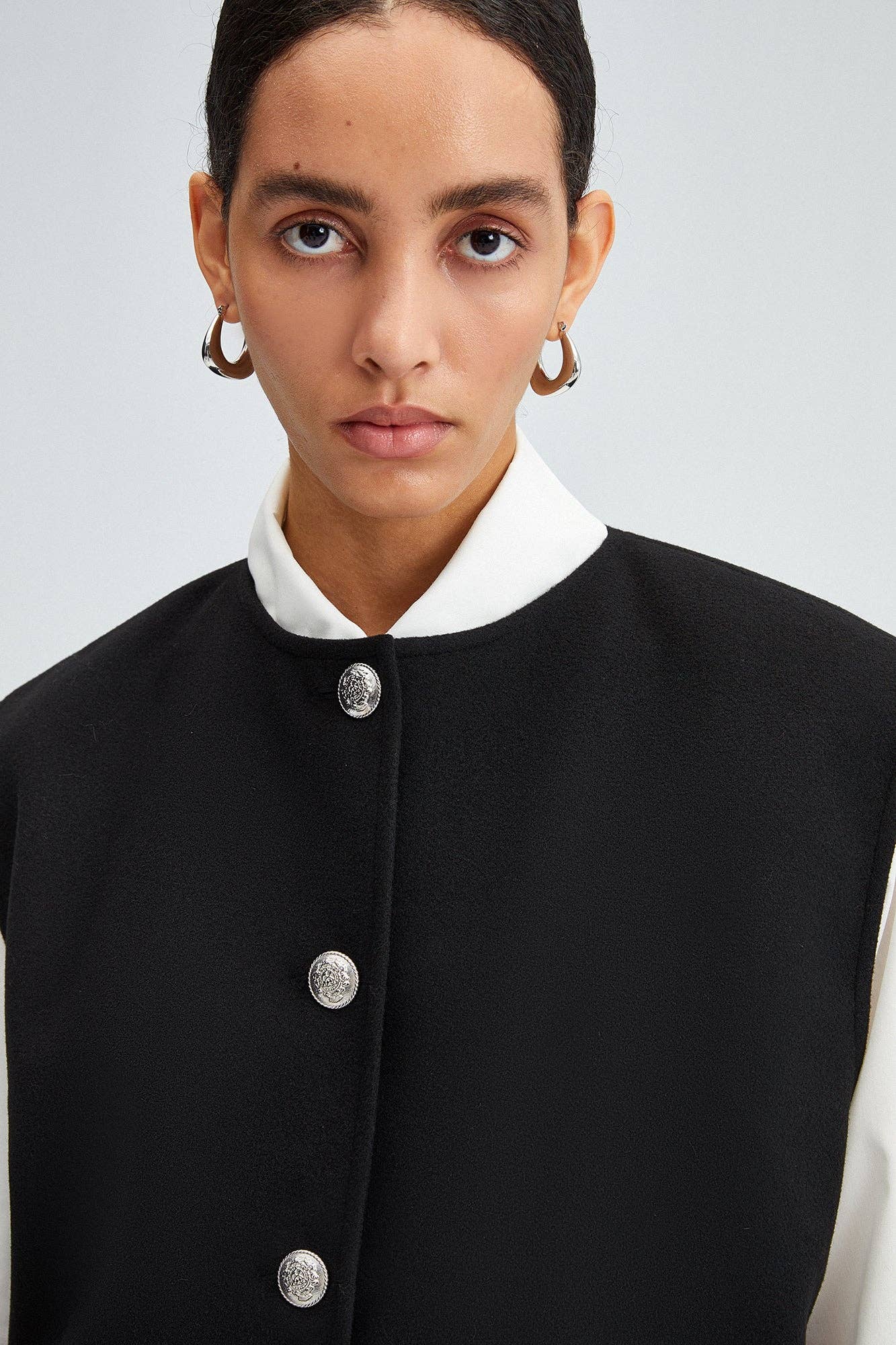 Elegant Vest in Black with Front Pockets and Buttons - Just Cool Beans