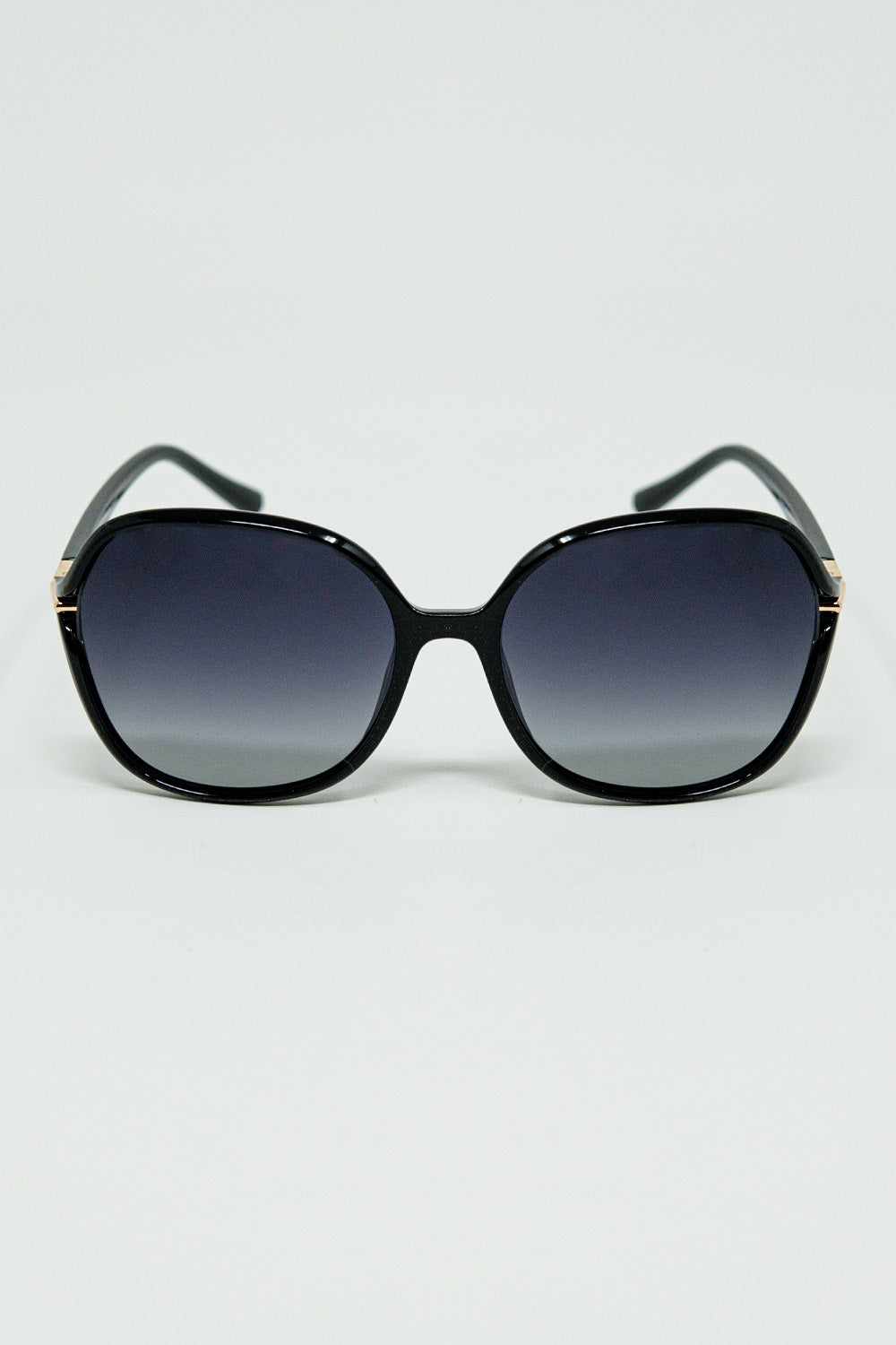 Q2 Round sunglasses in black with gold metal detail