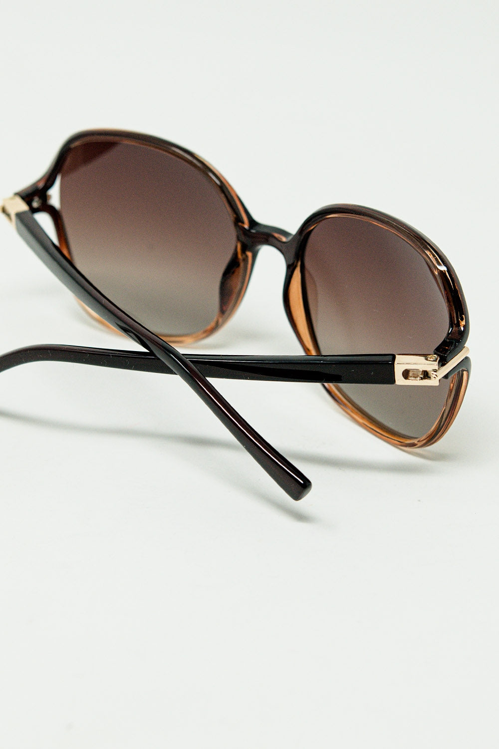 Round sunglasses in caramel color with gold metal detail | Just Cool Beans