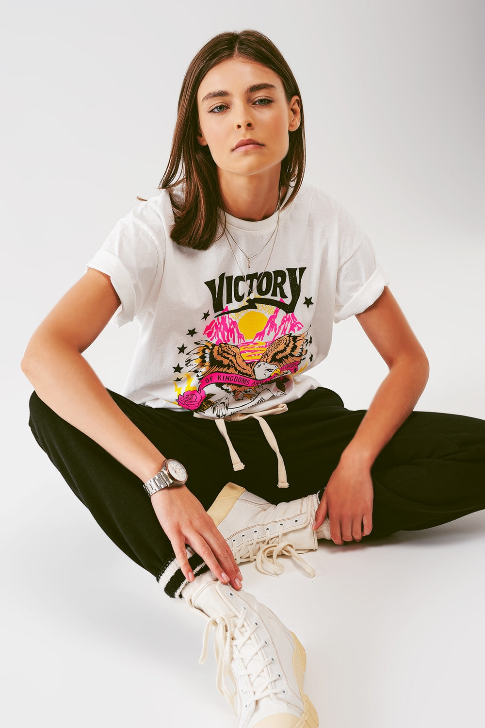 T-shirt with victory text in grayish white | Just Cool Beans — tops
