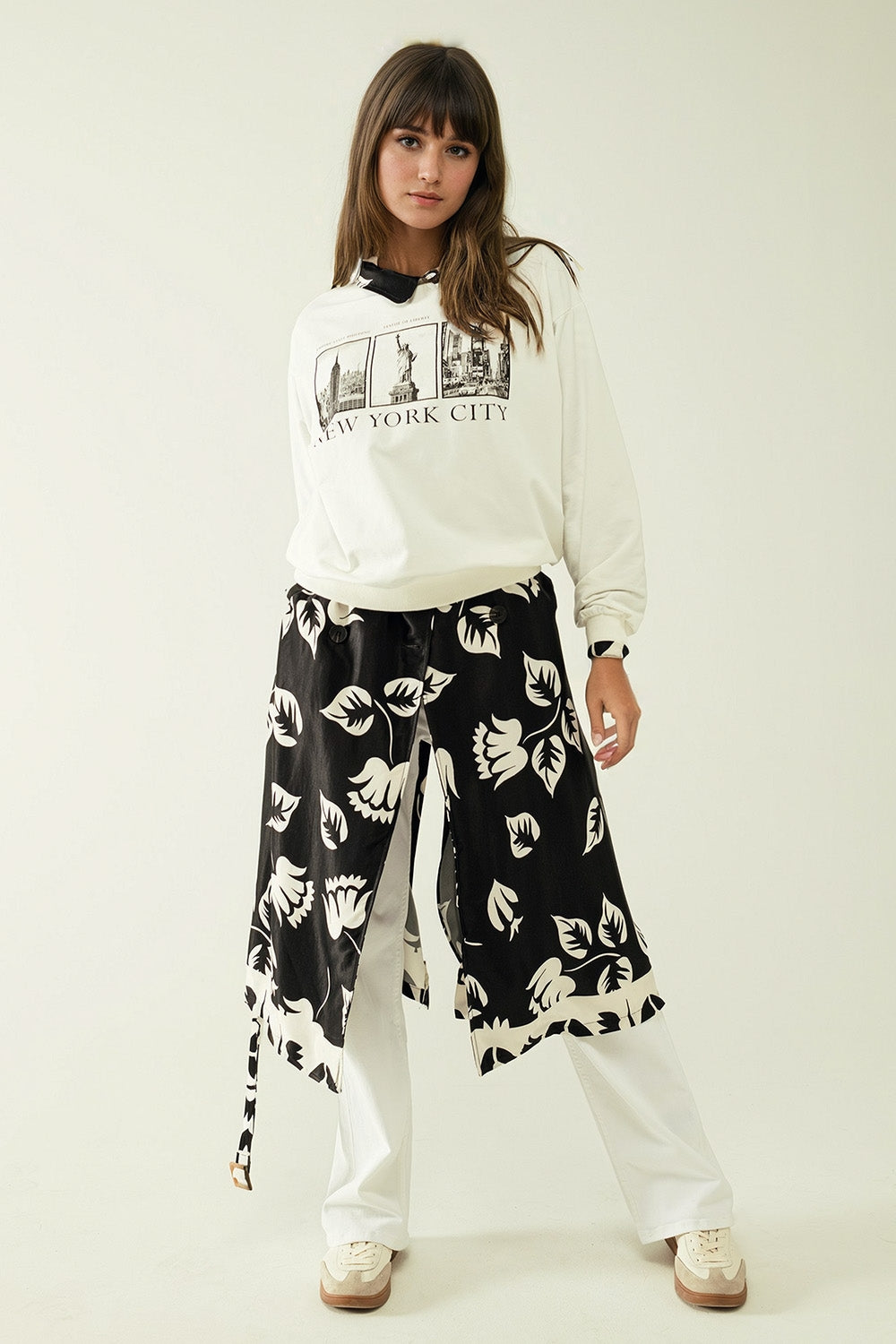 White long-sleeved round-neck sweatshirt with new york city printed